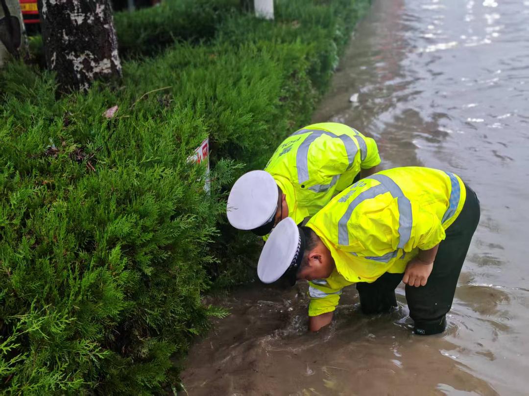 靖边公安：暴雨夜里的“糊图蜀黍”，看不清脸却看清担当