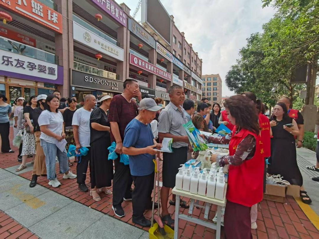 明珠路街道东环路社区开展诚信消费主题宣传活动 架起居民商户“信任桥”