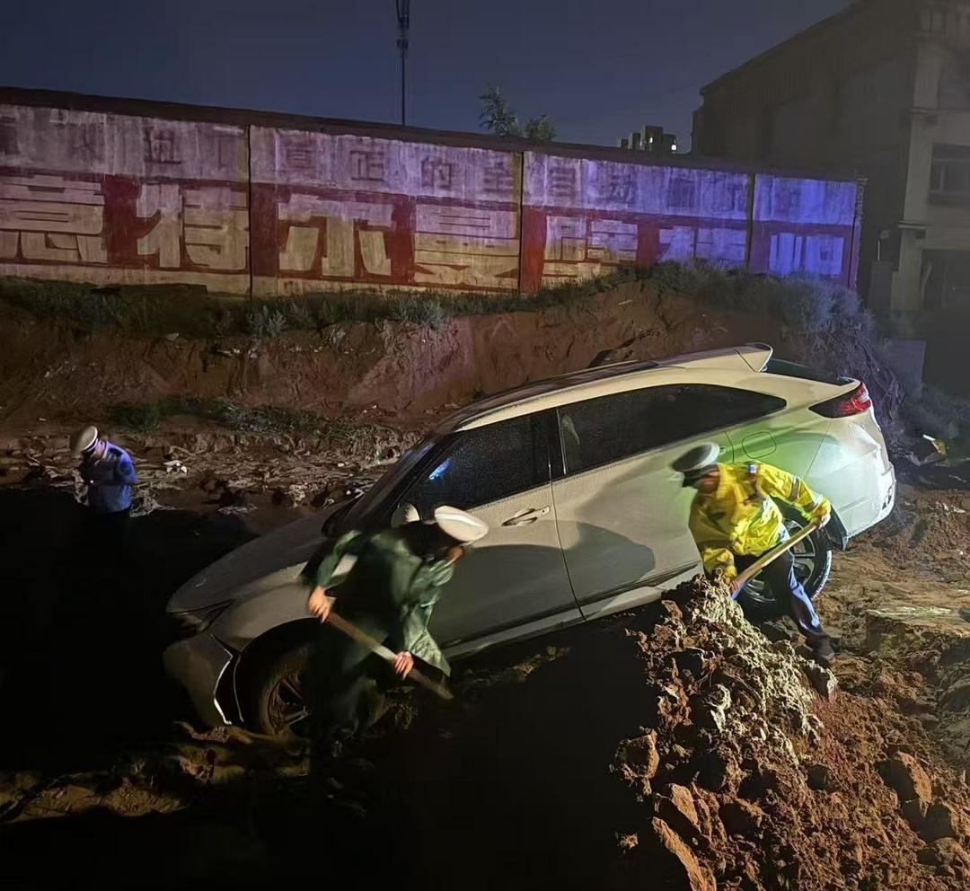 靖边公安：暴雨夜里的“糊图蜀黍”，看不清脸却看清担当