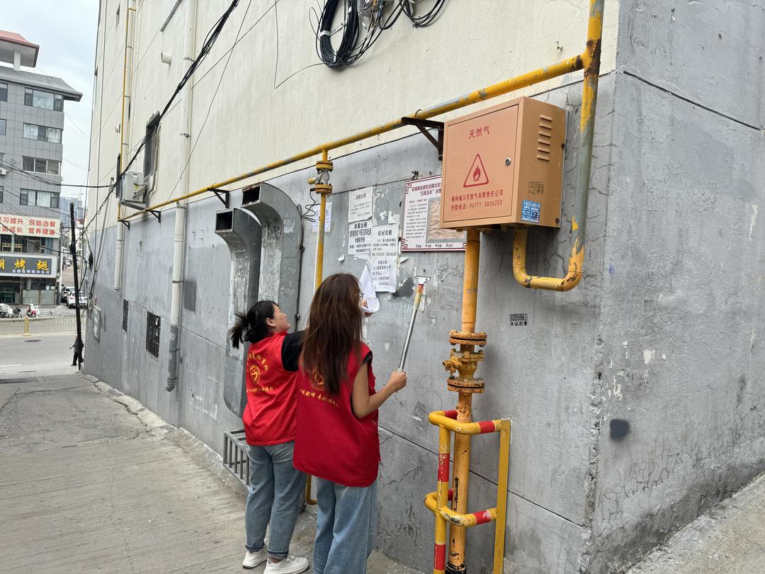 清死角、发传单，50余人上街清"癣"！东岳路社区居民争当创城先锋