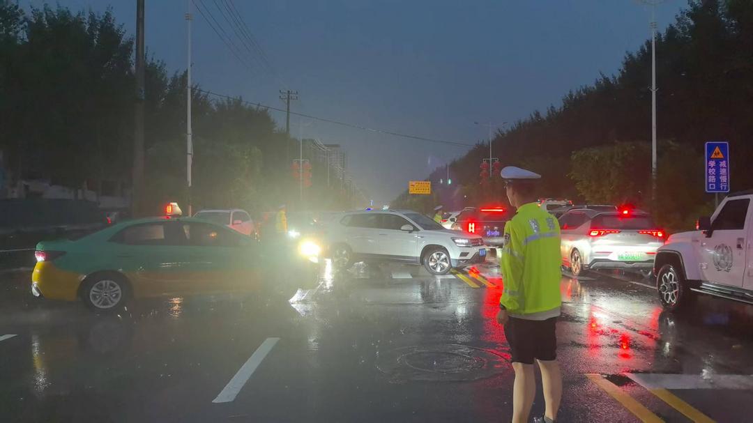 靖边公安：暴雨夜里的“糊图蜀黍”，看不清脸却看清担当