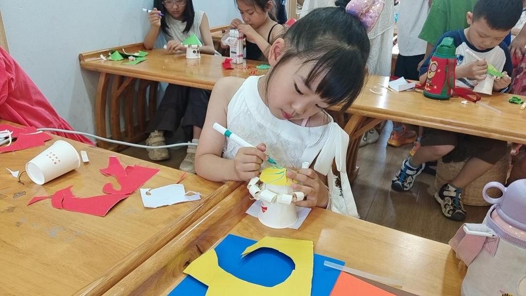 明珠路街道裕华路社区：暑期手工公益课 创意点亮夏日情
