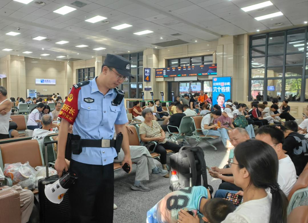 以雨為令，售票服務臺等重點部位的次序保護和出站引導作業(yè)，電動扶梯、聞汛而動——延安站派出所全力筑牢防汛安全線?