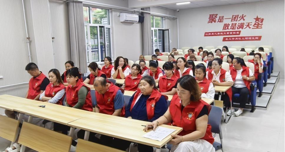 崇文路街道葡萄园社区闻“汛”而动 召开“五级五长”防汛应急和安全排查部署会