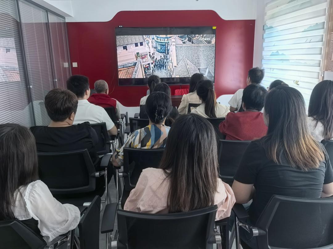 回忆峥嵘岁月，传承红色精神——寨城庄社区组织开展“八一”建军节观影活动