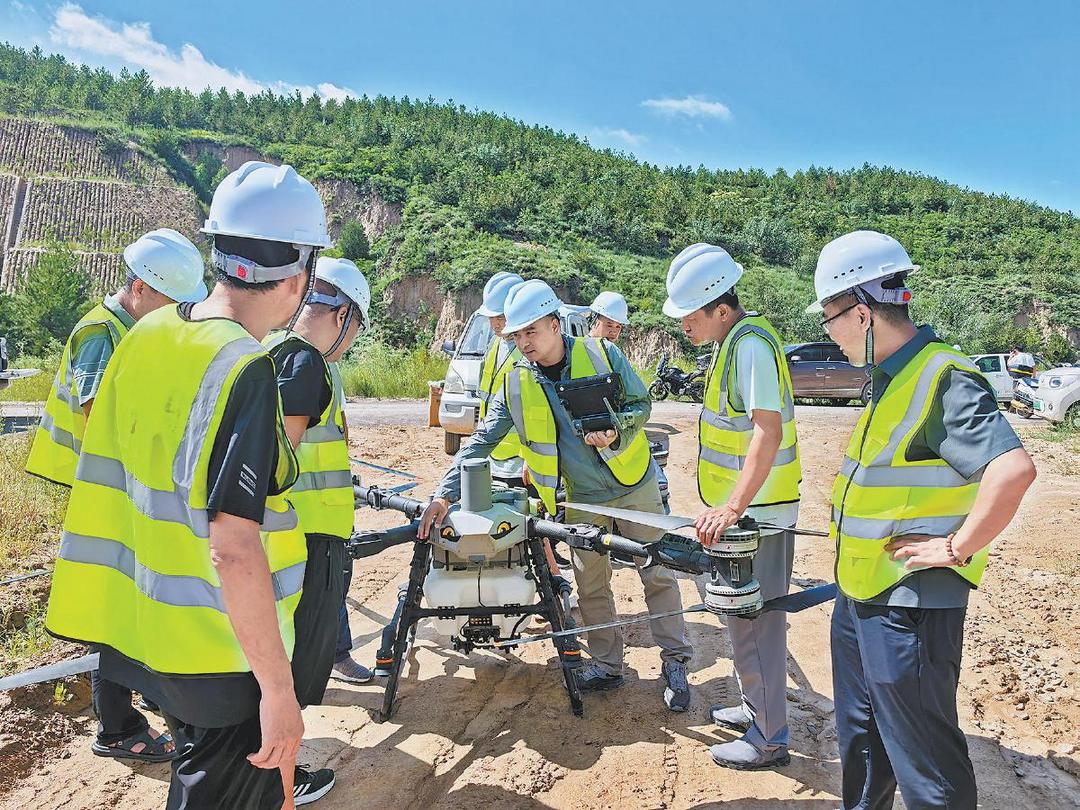 清涧县植保无人机培训活动在宽州镇师家园则村举行