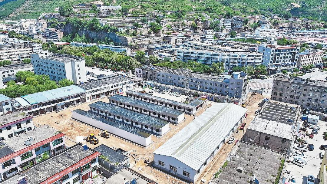 绥德县废弃车站变身便民市场