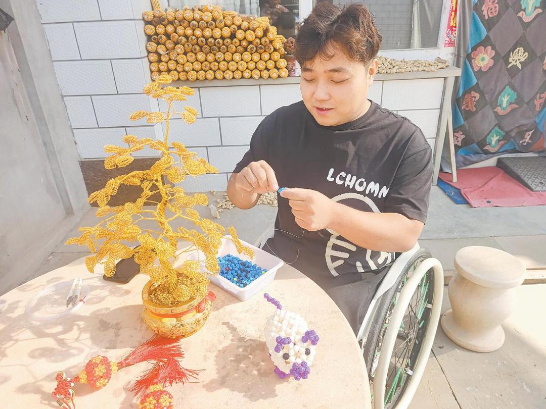 轮椅上的“奔跑者”，折明明用双手编织出别样人生