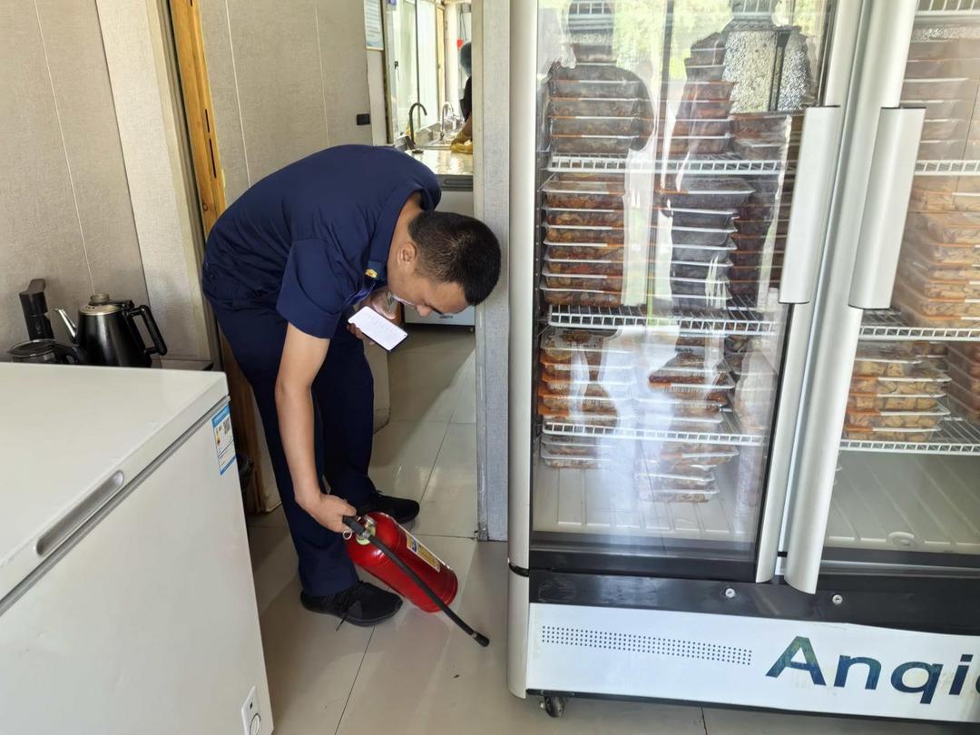 榆阳区长虹路社区联合多部门开展小餐饮安全专项整治行动