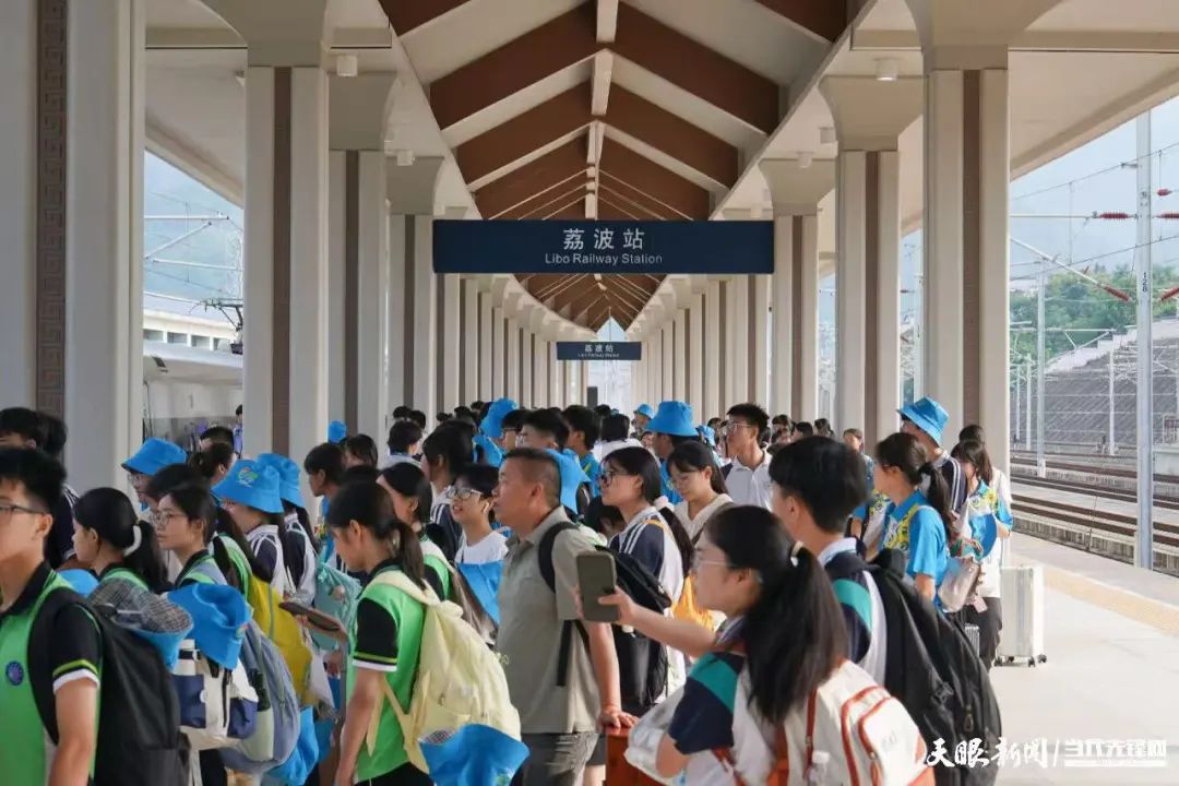 两年旅客280余万人次！贵南高铁助“燃”大湾区荔波旅游