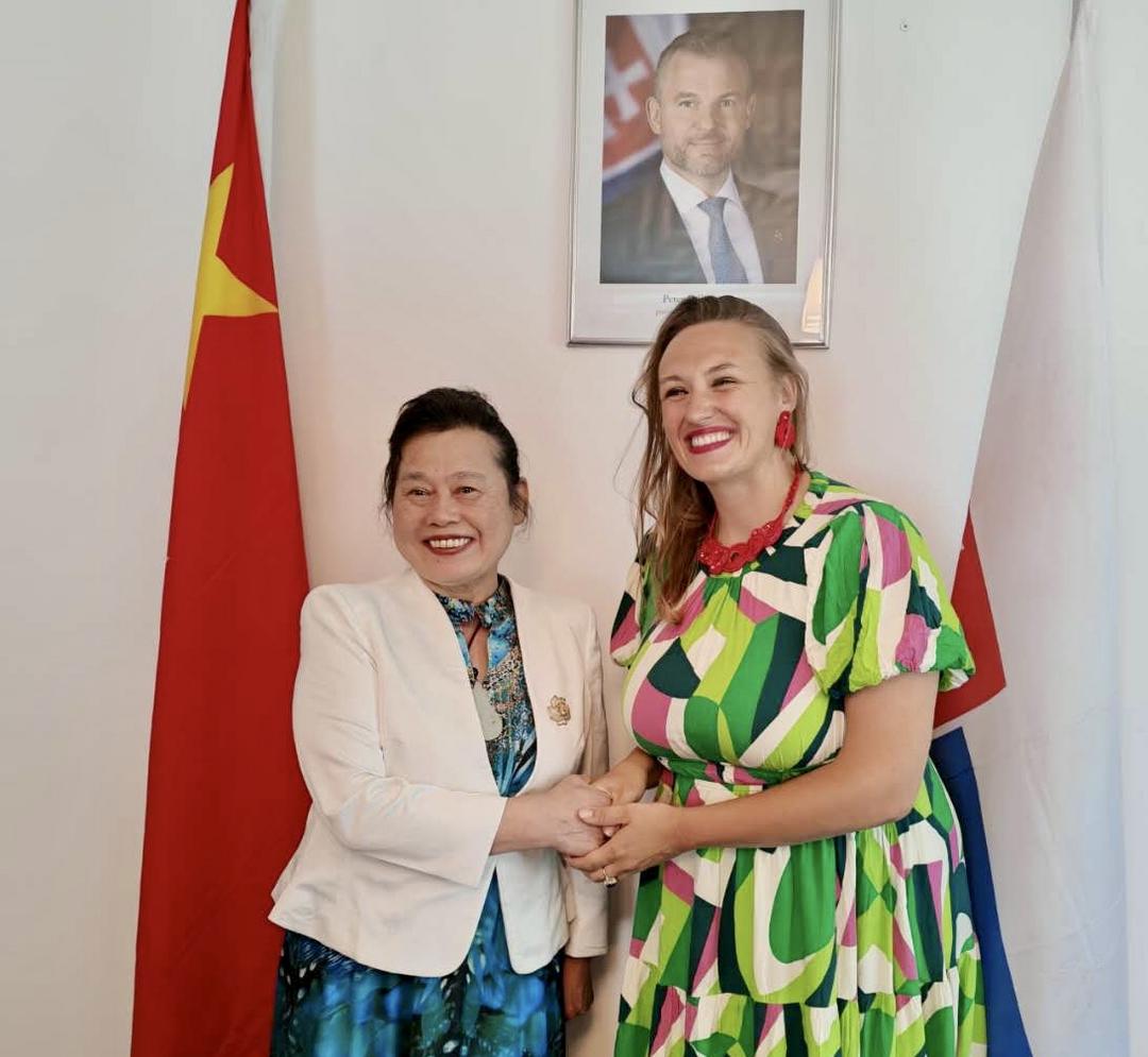 “见证友谊” 中外新闻社小记者2025暑期访问斯洛伐克驻华大使馆-华闻时空