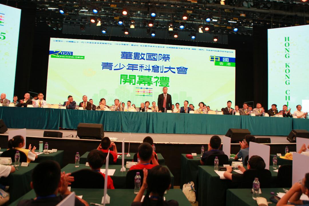一張含有 會議, 室內, 服裝, 男人 的圖片

AI 產生的內容可能不正確。