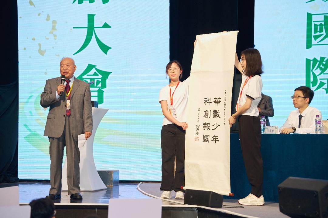 一張含有 服裝, 人員, 男人, 講台 的圖片

AI 產生的內容可能不正確。