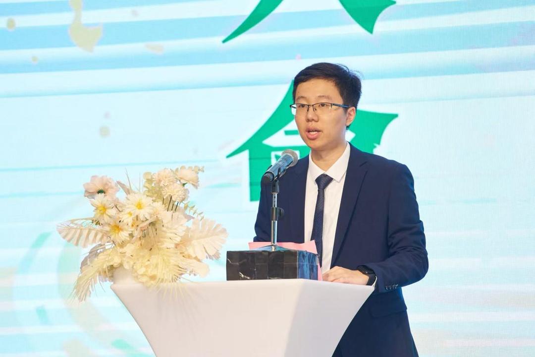 一張含有 服裝, 西裝, 人員, 人的臉孔 的圖片

AI 產生的內容可能不正確。