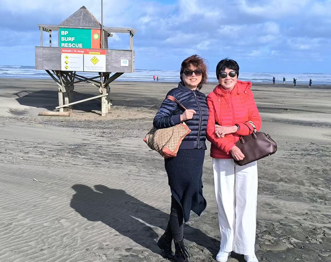 男人和女人站在沙滩上

AI 生成的内容可能不正确。