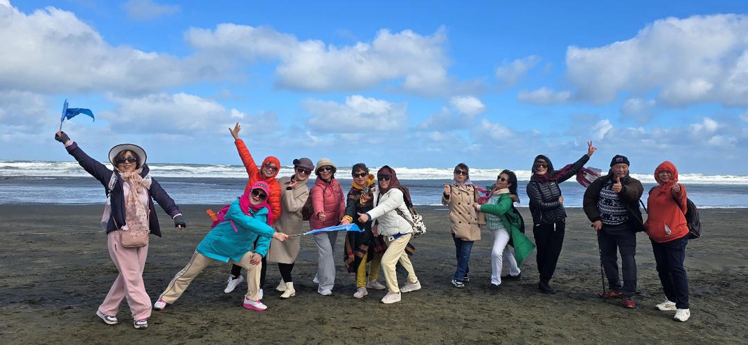 一群人站在草地上

AI 生成的内容可能不正确。