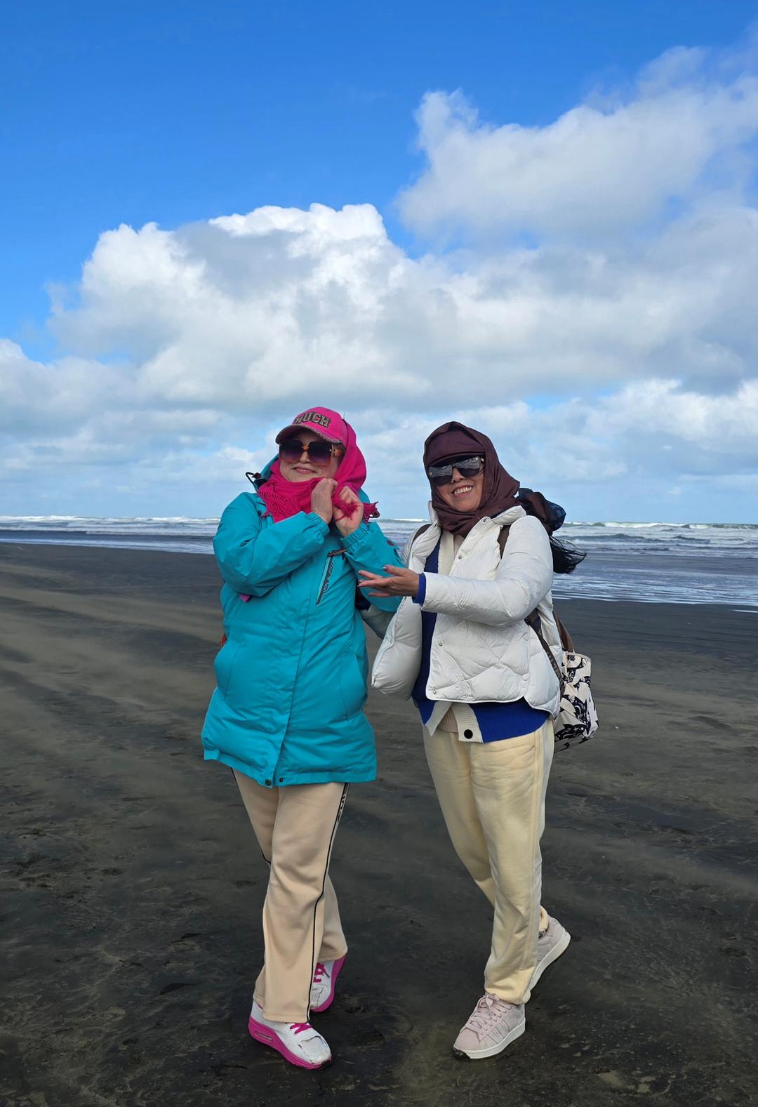 男人和女人在沙滩上

AI 生成的内容可能不正确。