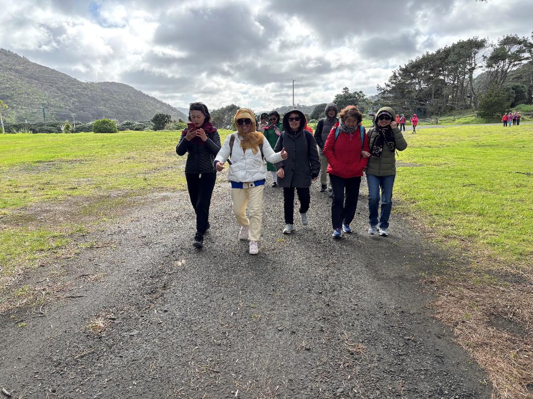 一群人站在石头路上

AI 生成的内容可能不正确。