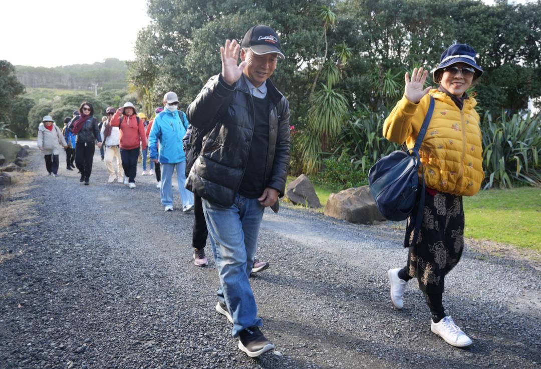 戴帽子的人在路上走的一群人

AI 生成的内容可能不正确。