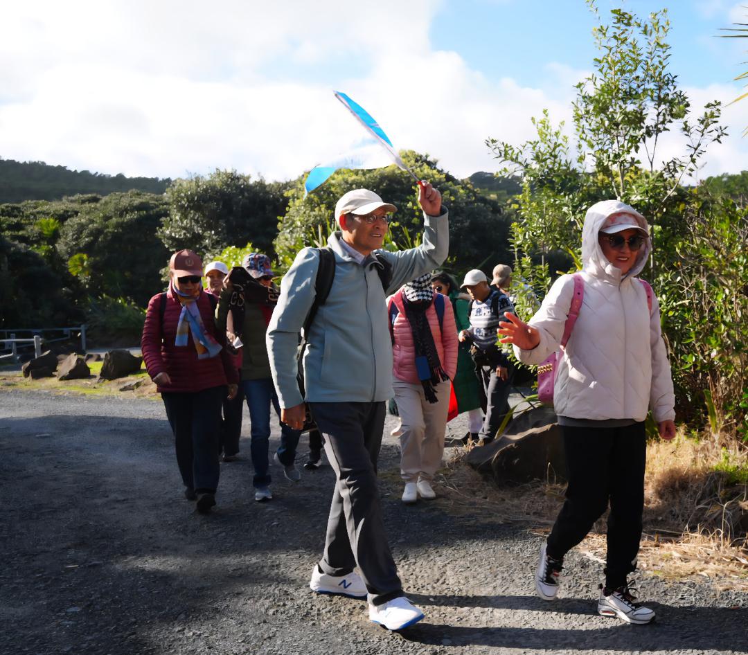 一群人站在路上

AI 生成的内容可能不正确。