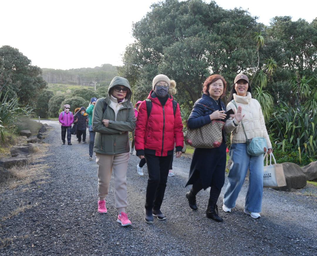 一群人站在路上

AI 生成的内容可能不正确。