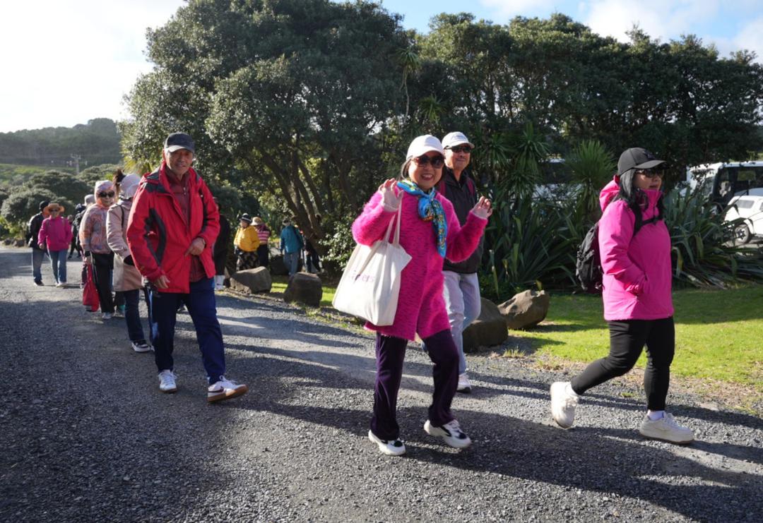 一群人站在路上走

AI 生成的内容可能不正确。