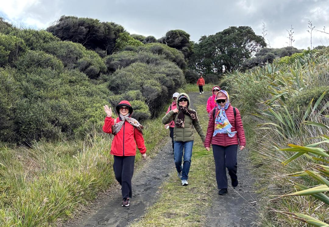 一些人站在草地上

AI 生成的内容可能不正确。