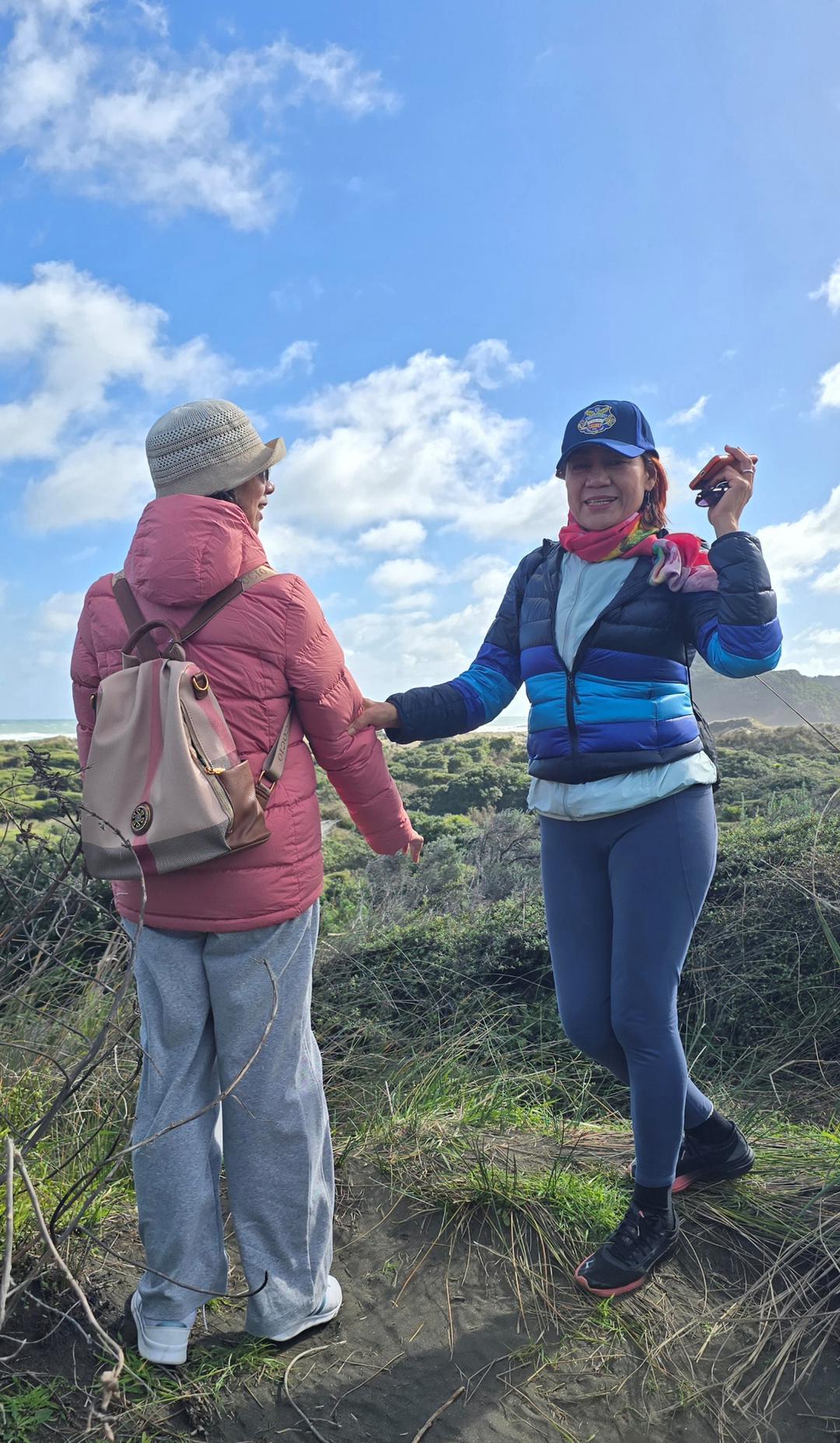 几个小孩站在草地上

AI 生成的内容可能不正确。