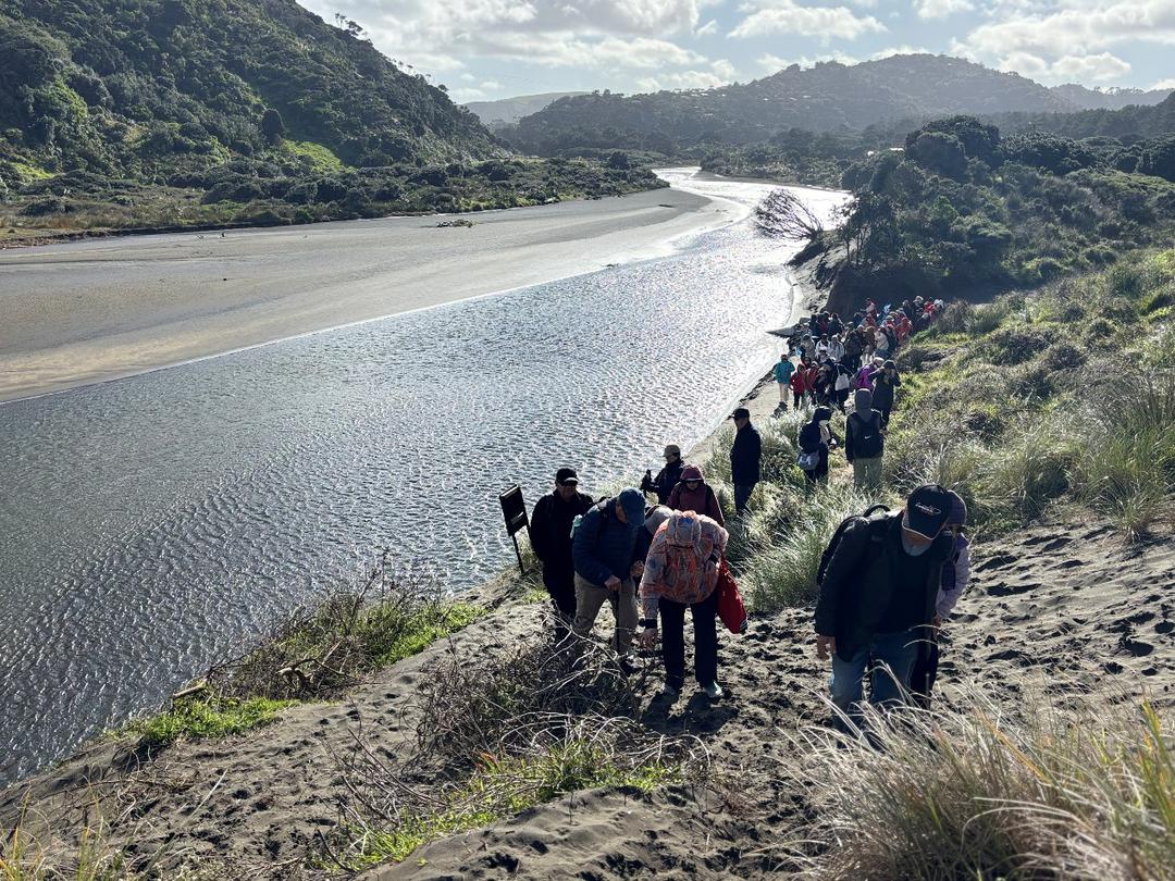 一群人骑着马走在路上

AI 生成的内容可能不正确。
