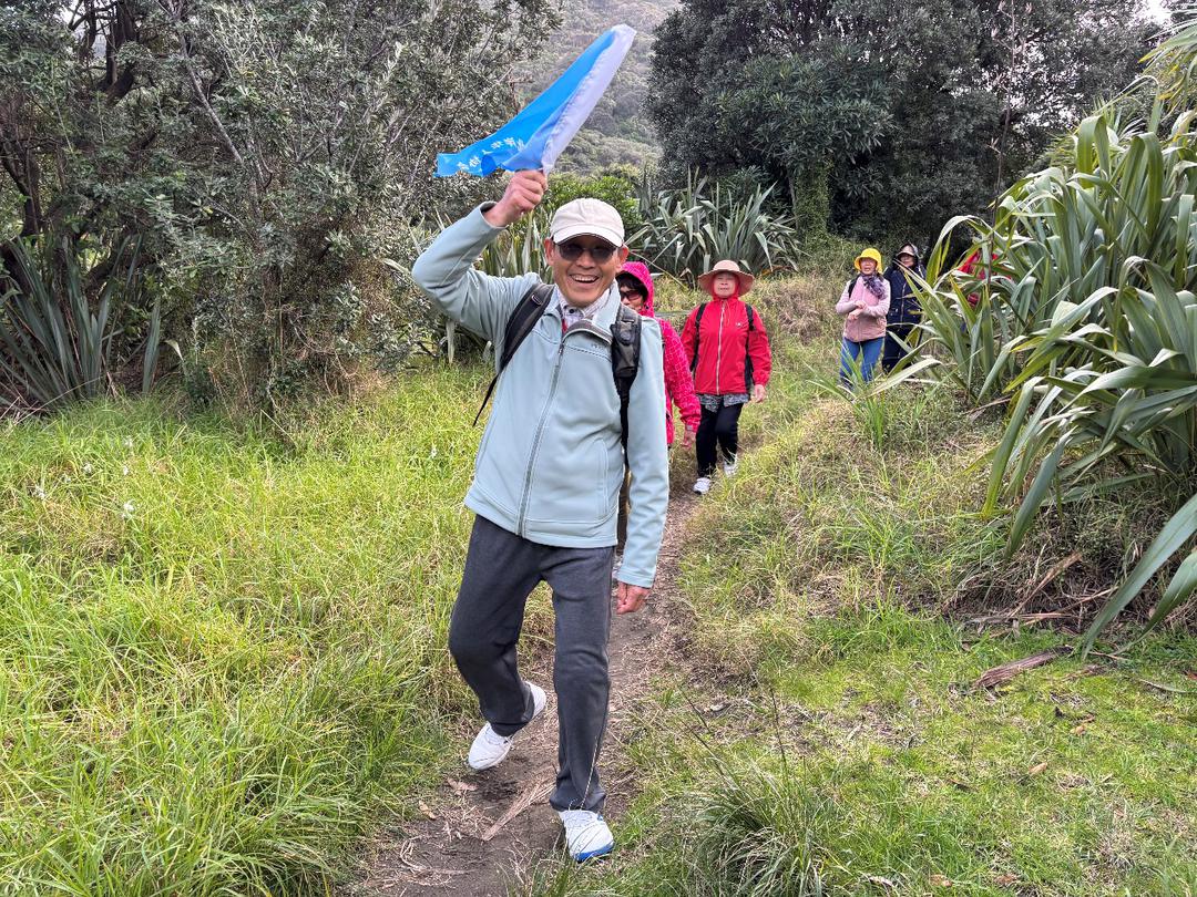 树林前的花园里站着男人

AI 生成的内容可能不正确。