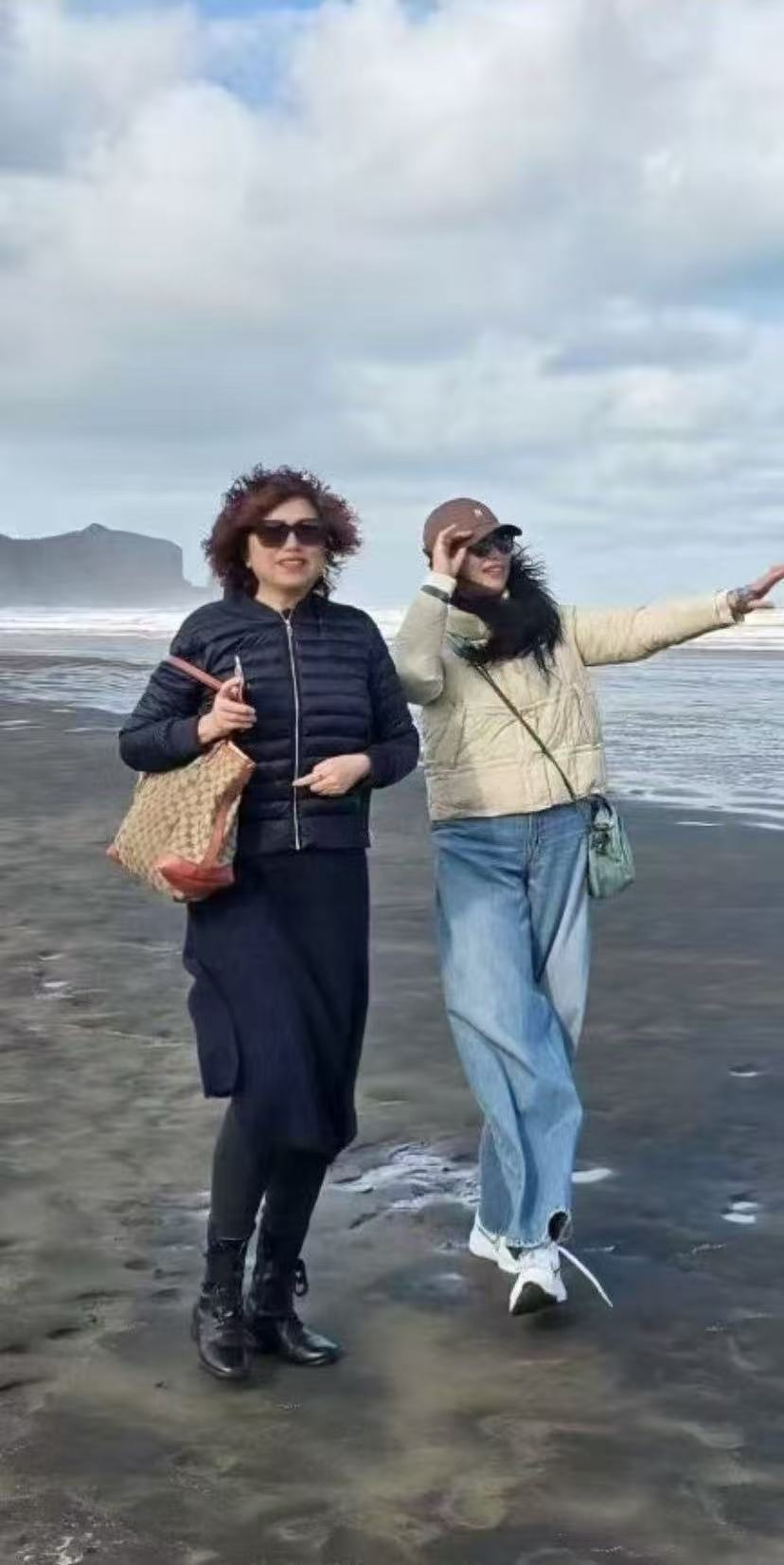 男人和女人站在水上

AI 生成的内容可能不正确。