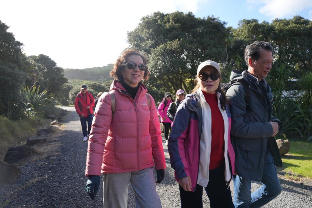 男人们站在一起

AI 生成的内容可能不正确。