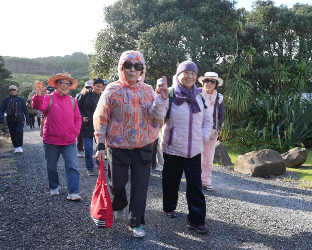 一群人站在路上

AI 生成的内容可能不正确。