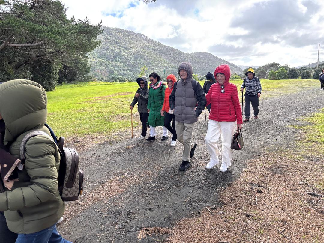 一群人站在草地上

AI 生成的内容可能不正确。