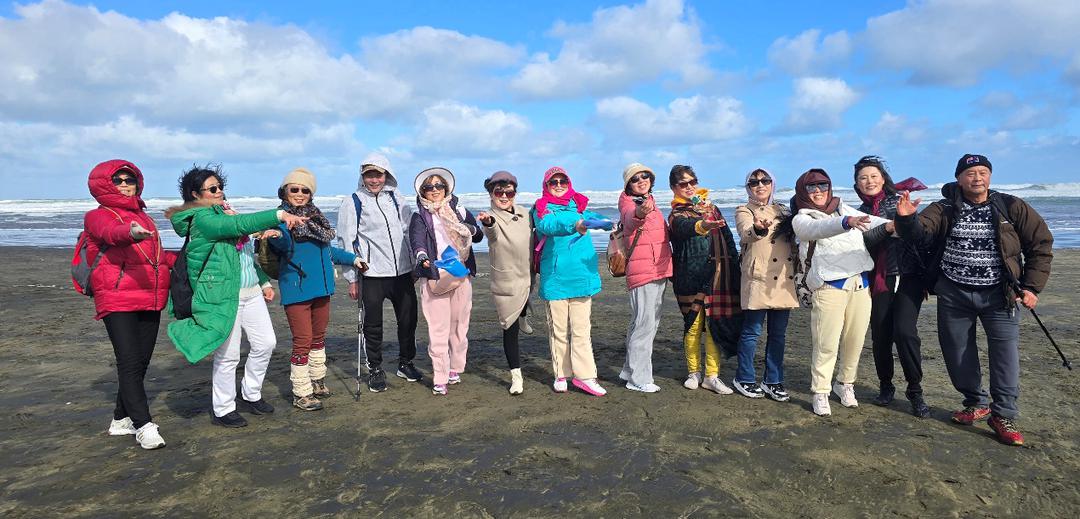 一群人站在一起

AI 生成的内容可能不正确。