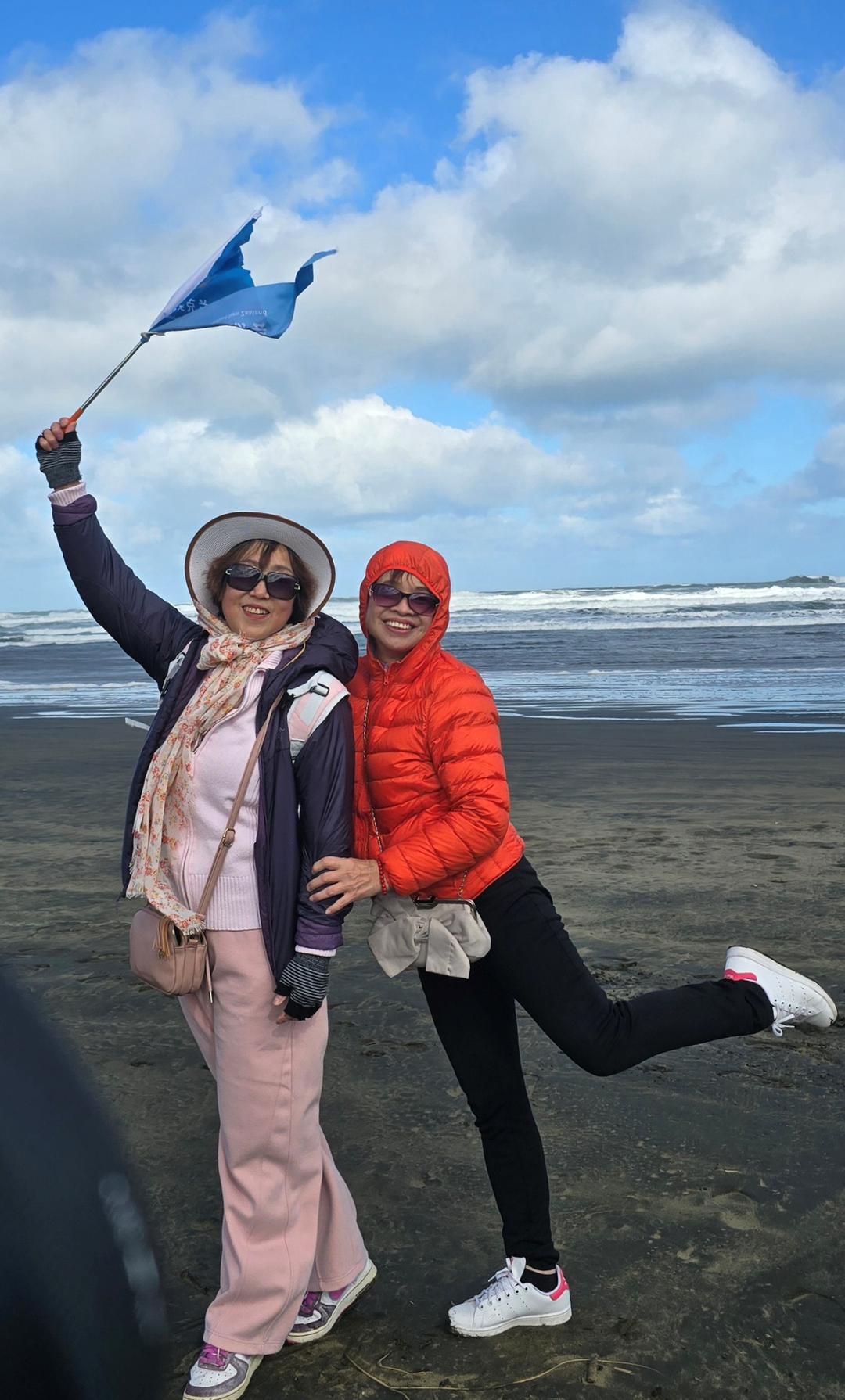 男人和女人站在海边

AI 生成的内容可能不正确。