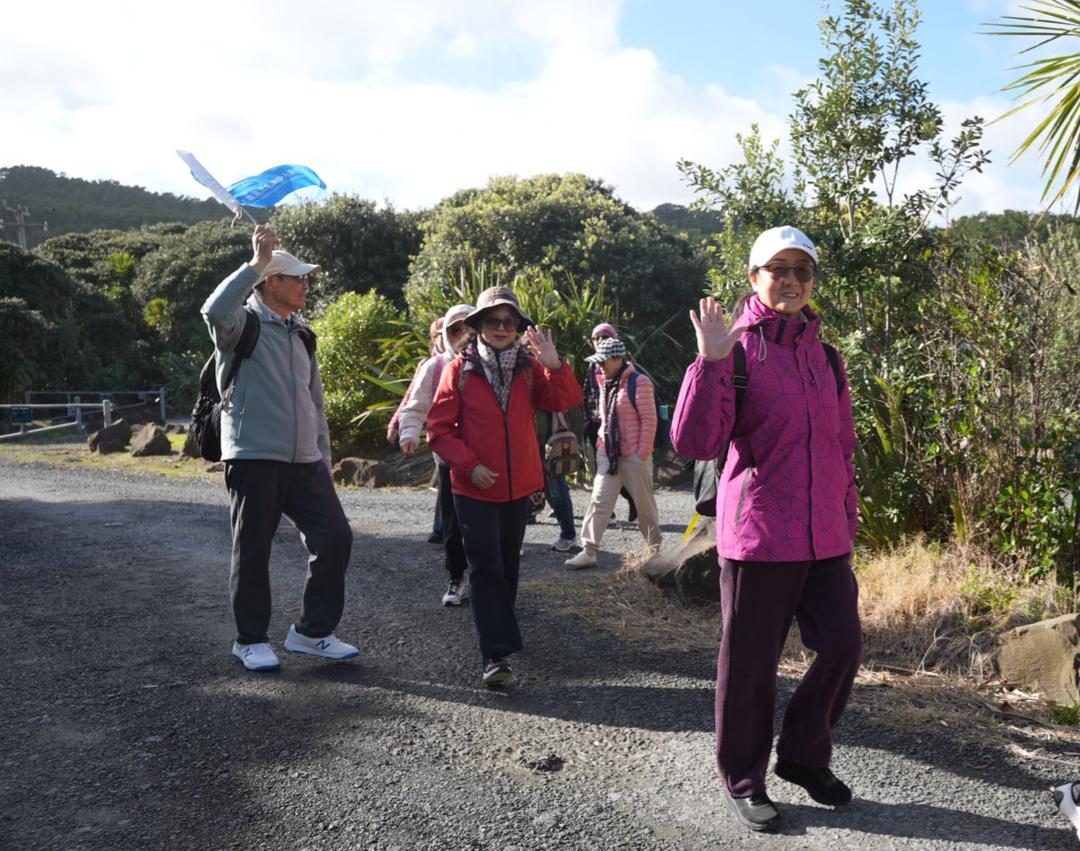 一群人站在路上

AI 生成的内容可能不正确。
