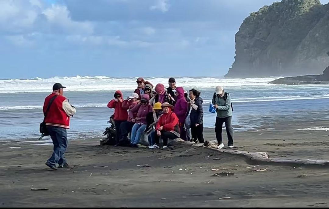 沙滩上的人们

AI 生成的内容可能不正确。