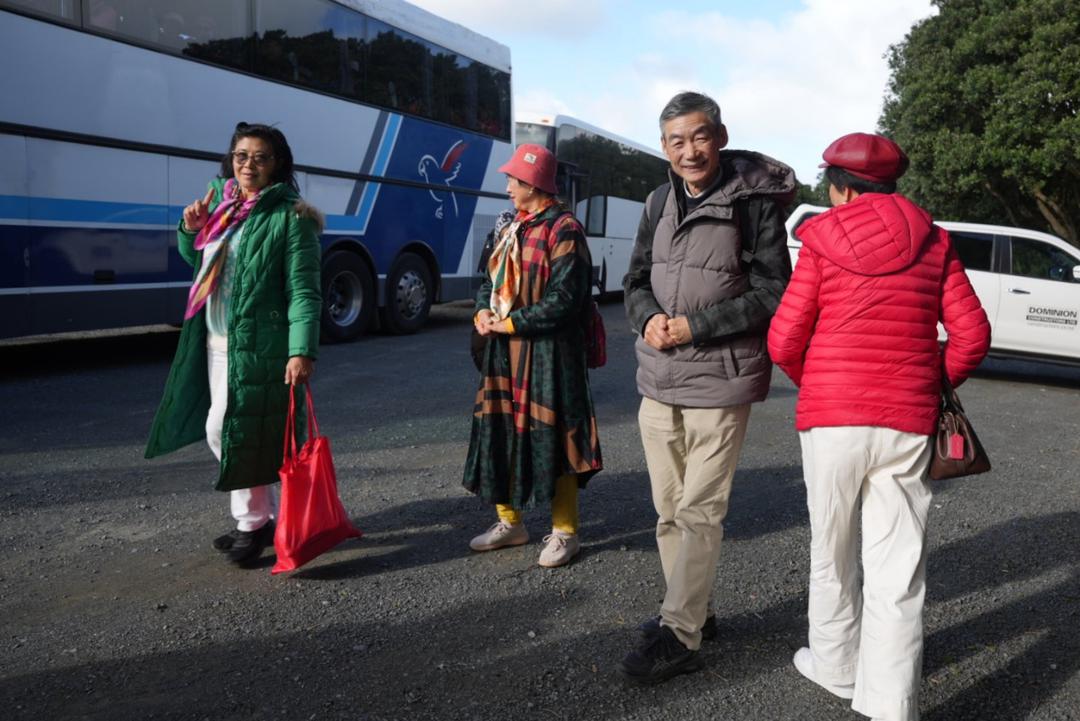 一些人站在巴士前

AI 生成的内容可能不正确。