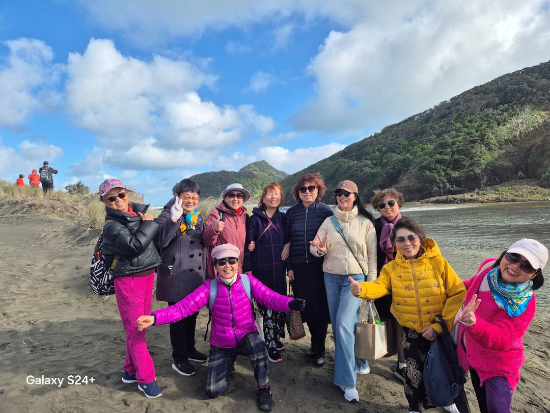 一群人站在山上

AI 生成的内容可能不正确。