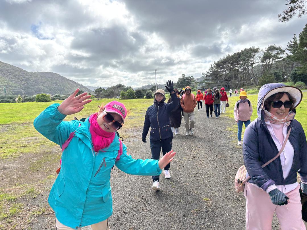 一群人站在草地上

AI 生成的内容可能不正确。