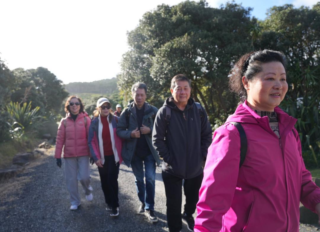 一些人站在一起

AI 生成的内容可能不正确。