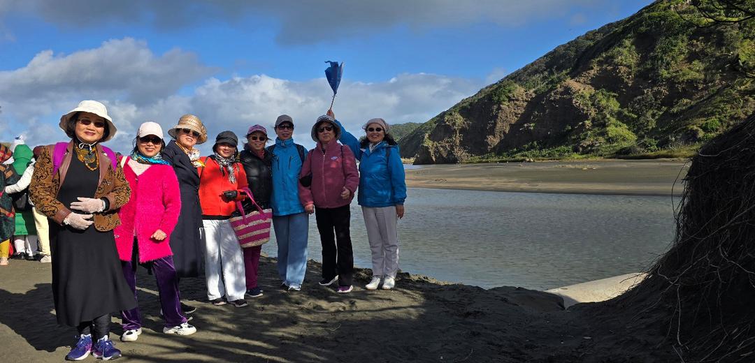 一群人站在山上

AI 生成的内容可能不正确。