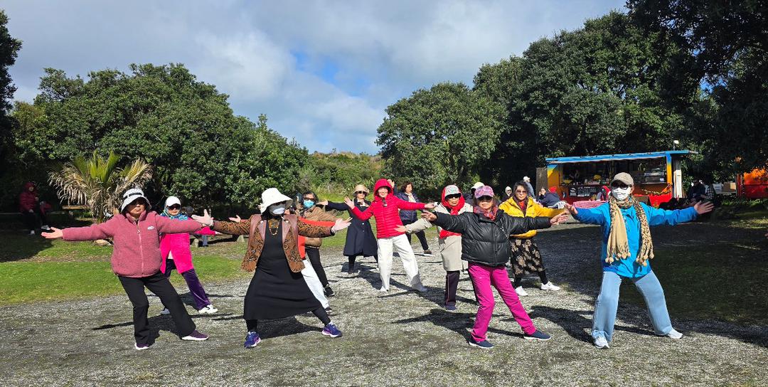 一群小孩站在草地上

AI 生成的内容可能不正确。