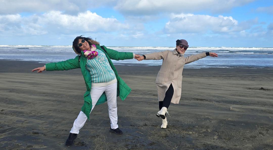 穿绿色衣服的男人在沙滩上

AI 生成的内容可能不正确。