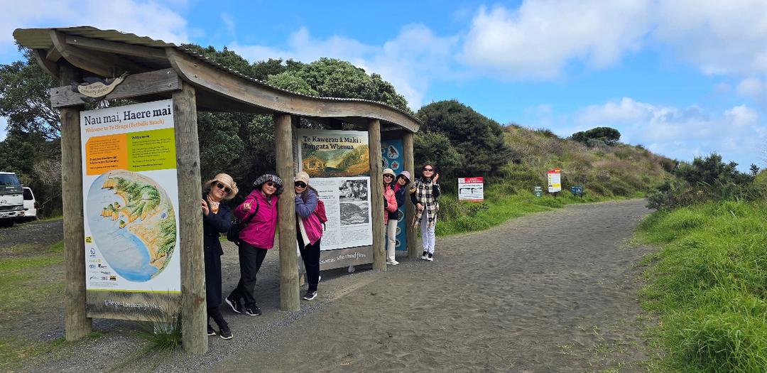 一群人站在房子前面

AI 生成的内容可能不正确。