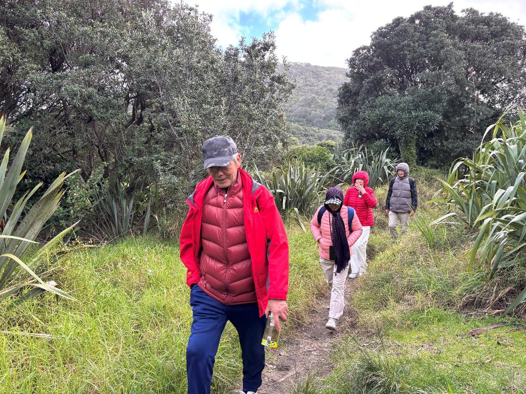 一些人站在草地上

AI 生成的内容可能不正确。