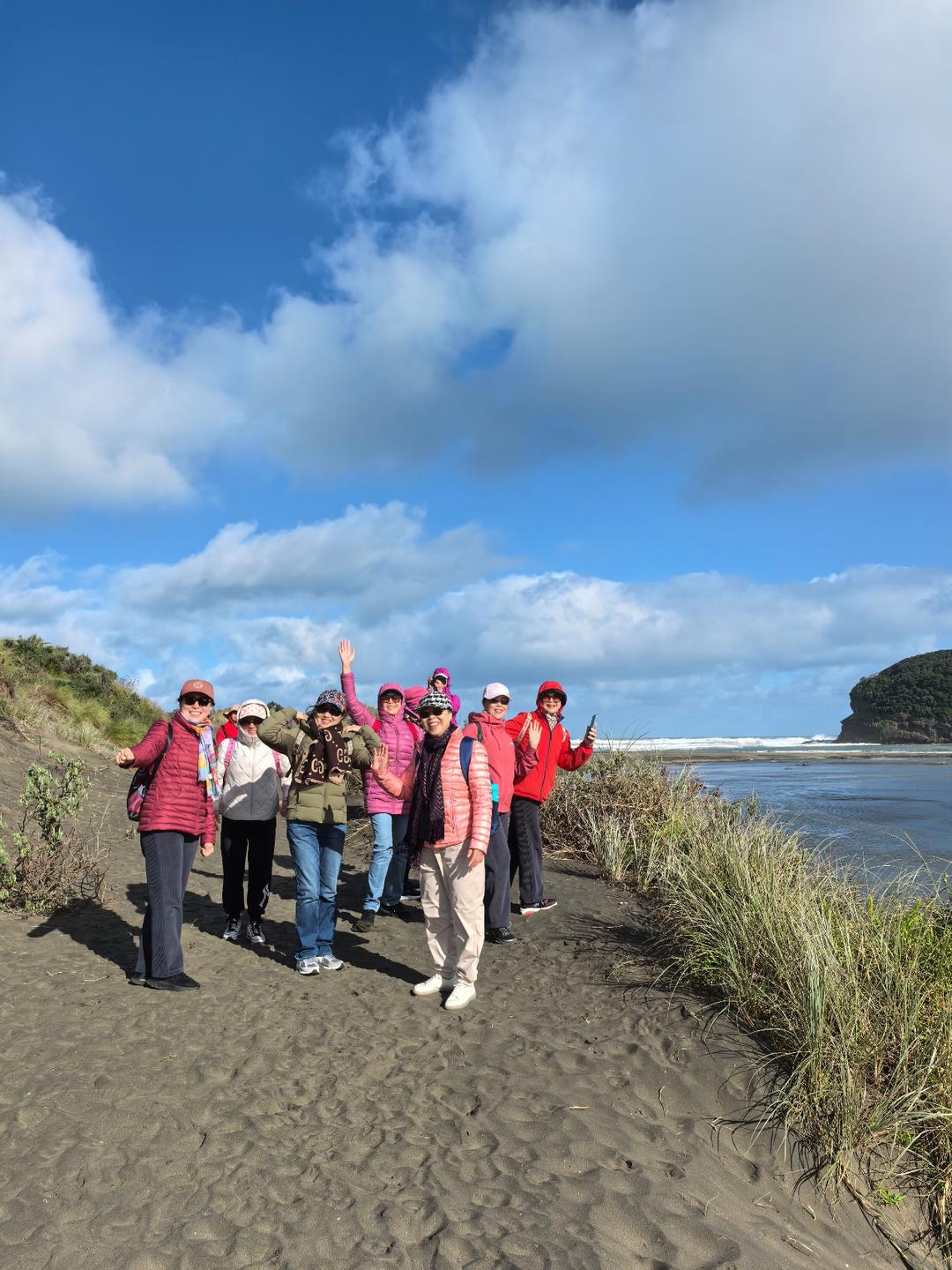 一群人站在海边

AI 生成的内容可能不正确。