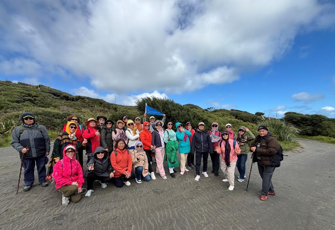 一群人站在山上

AI 生成的内容可能不正确。