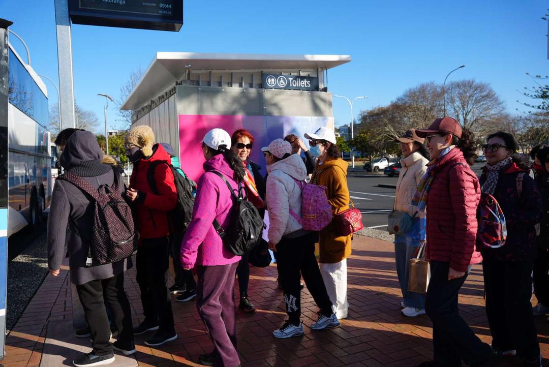 一群人站在街道上

AI 生成的内容可能不正确。